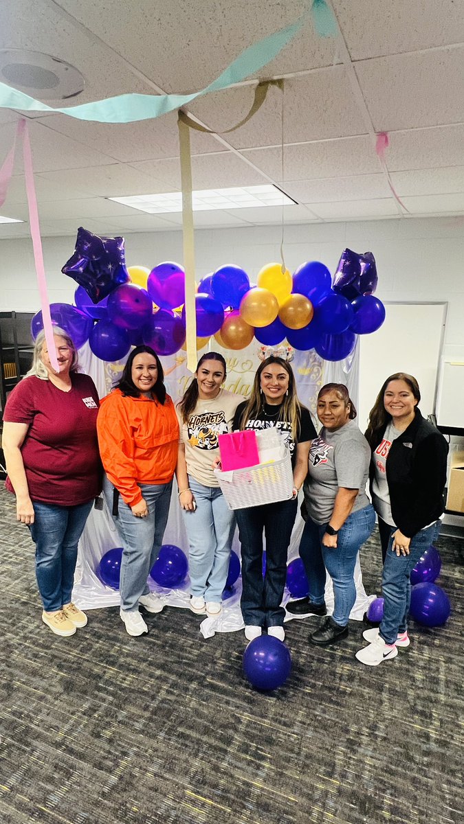 AliceJohnsonJrH's tweet photo. 🎉 Happy Birthday to our amazing 6th Grade Assistant Principal! Thank you for your dedication and leadership—wishing you the best year yet! 💛🐝 https://t.co/3pHxvx9d5Y
