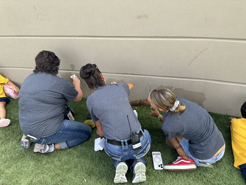 KathrinMann12's tweet image. Love my team no matter what we do - we do it together ❤️ helping our custodians #CTEHeartAtWork