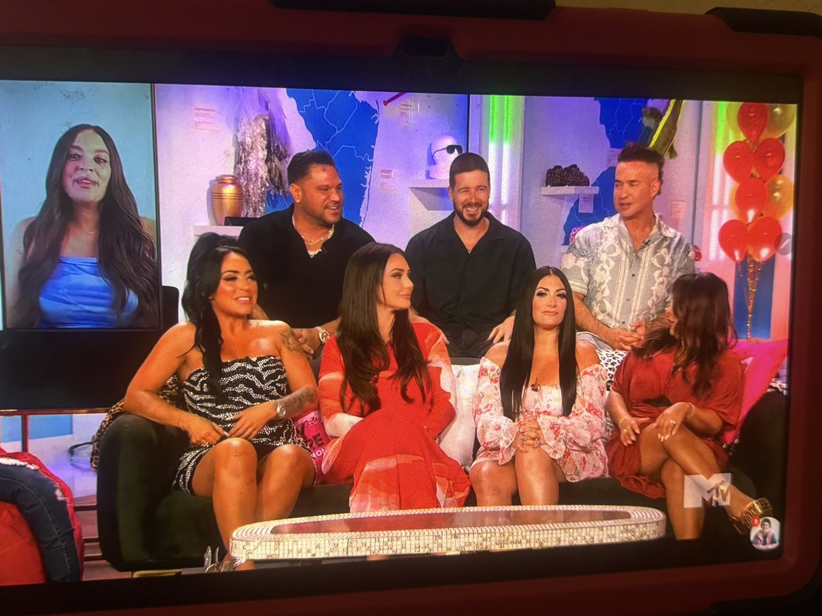 Aww <a href="/RealRonnieMagro/">Ronnie Magro</a> is a hugger. #JSFamilyVacation