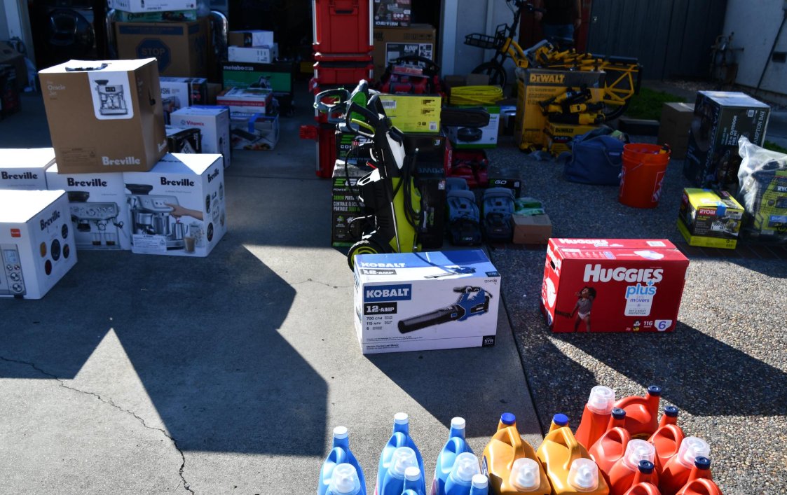 SCCoSheriff's tweet image. BUYER BEWARE: Criminals are using online marketplaces to sell stolen stuff!

One of our detectives tracked a seller on @offerup &amp;amp; uncovered $39,000 worth of stolen goods from @thehomedepot @Lowes @Target &amp;amp; two home burglaries in #SanJose &amp;amp; #LosAltos.