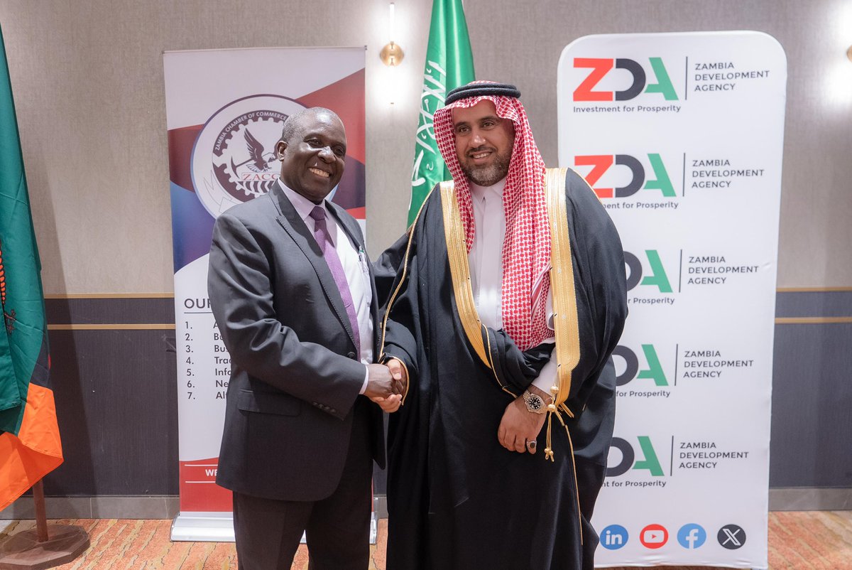 النائب الأول لرئيس مجلس إدارة #غرفة_المدينة_المنورة  أ. نايف الصاعدي، يلتقي بمعالي وزير الزراعة في جمهورية زامبيا 
روبين بيير متولو، خلال زيارة #وفد_اتحاد_الغرف_لزامبيا، لبحث فرص التعاون في القطاع الزراعي وتعزيز الشراكات الاستثمارية.