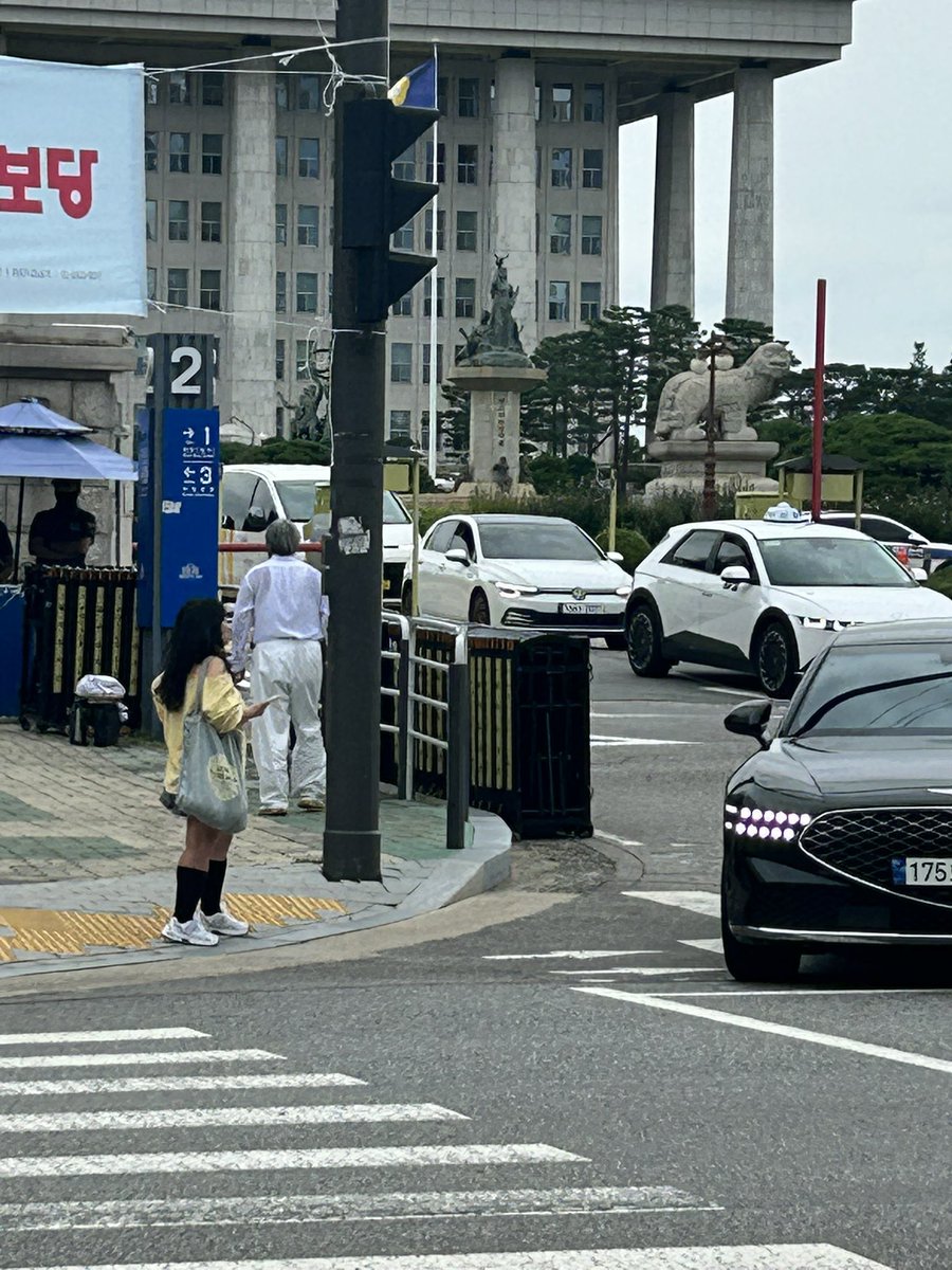 국회 앞
트럼프처럼 옷입은 할아버지 봄.
트럼프인줄..
(흰 와이셔츠, 빽바지, 빨간넥타이)

윤석열이 탄핵이면 이재명도 탄핵이래 😱