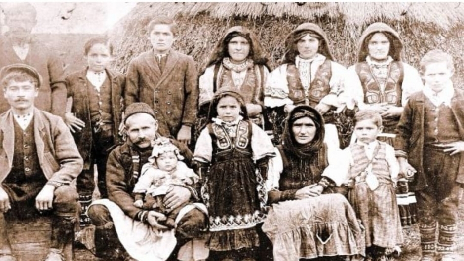 Krasaki_Tsou's tweet image. Ρωτούν συχνά αν υπήρχε ελληνική μειονότητα στα Σκόπια όταν ο Τίτο ίδρυσε τη «Λαϊκή Δημοκρατία της Μακεδονίας», αν «μακεδονοποιήθηκε» και γιατί δεν εκδηλώνεται, αν υπάρχει.
Για να καταλάβουν οι αναγνώστες τι πραγματικά έγινε στα Σκόπια θα αναφερθώ στην περίπτωση των Σαρακατσάνων…