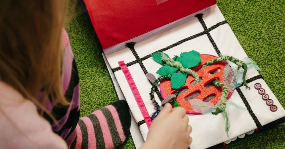 Miten näkövammainen lapsi oppii pistekirjoitusta? Yksi tapa on koskettelukirjat, joiden avulla voi harjoittaa hienomotorisia taitoja ja oppia uusia sanoja ja käsitteitä. Samalla lapsen valmiudet oppia pistelukutaidon kehittyvät. #pistekirjoitus200
Lue👉🏻celia.fi/kirjat-ja-aine…