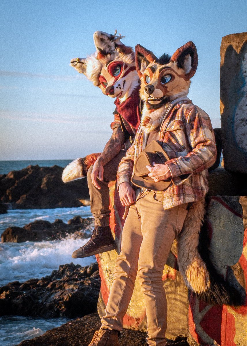 Windswept haven 🌊 🐾
#FursuitFriday
📸 <a href="/ToniccFox/">Tonicc</a>