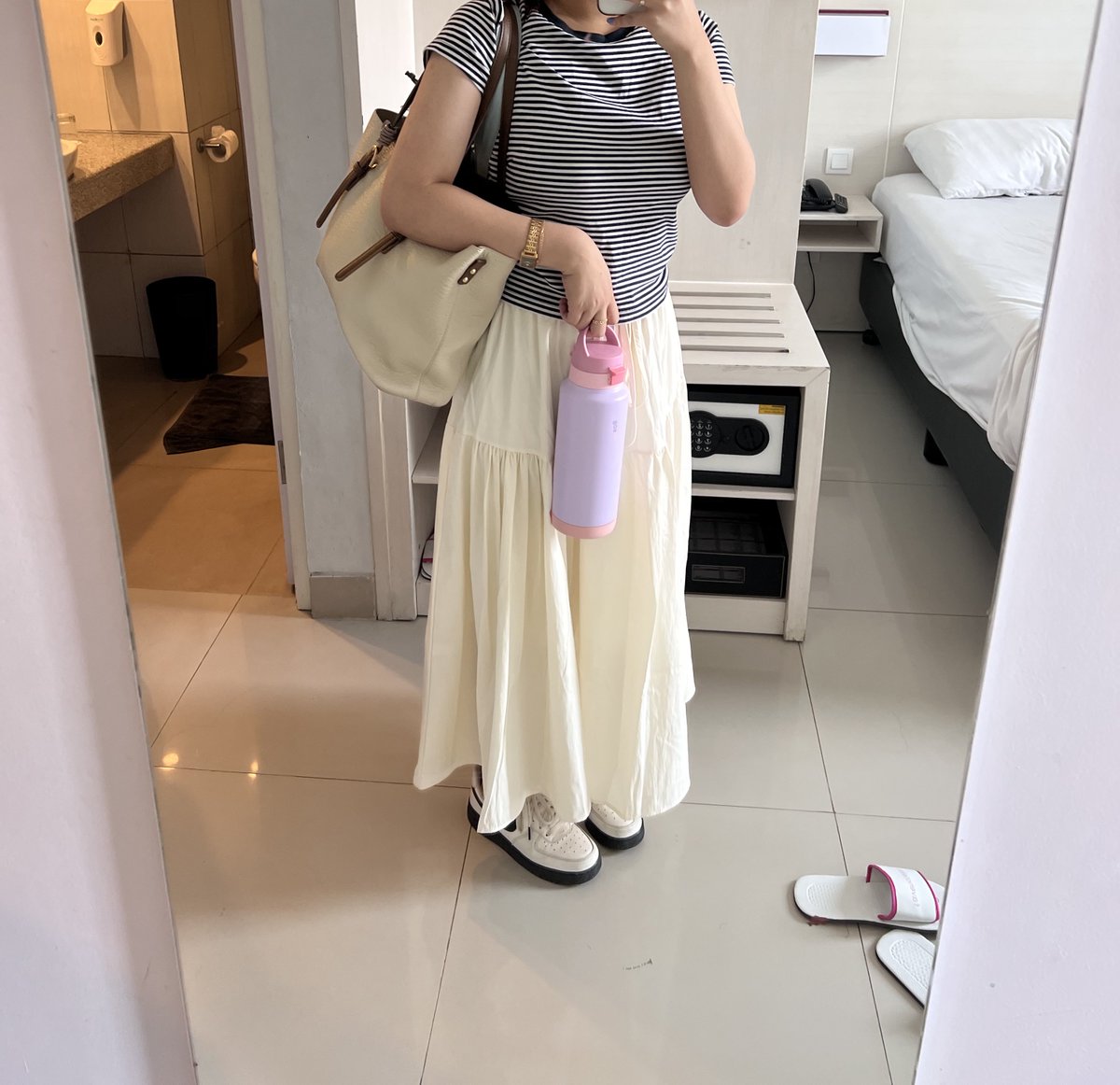 pake rok keliatan boncel bgt😭