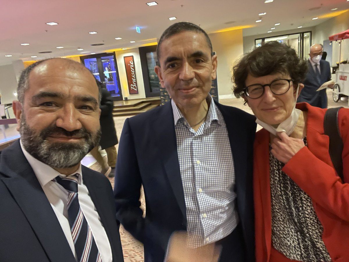 Wir gratulieren herzlich zum Geburtstag lieber Prof. Dr. Uğur Şahin. Sevgili Şahin Hocam doğum günün kutlu olsun🍀 Die Geschichte von Hr. Şahin findet ihr in „60 Jahre - Wie Deutschland zur Heimat wurde“
Hrsg. @oezcanmutlu 
➡️🇹🇷bit.ly/dta60-
➡️🇩🇪bit.ly/dta60_