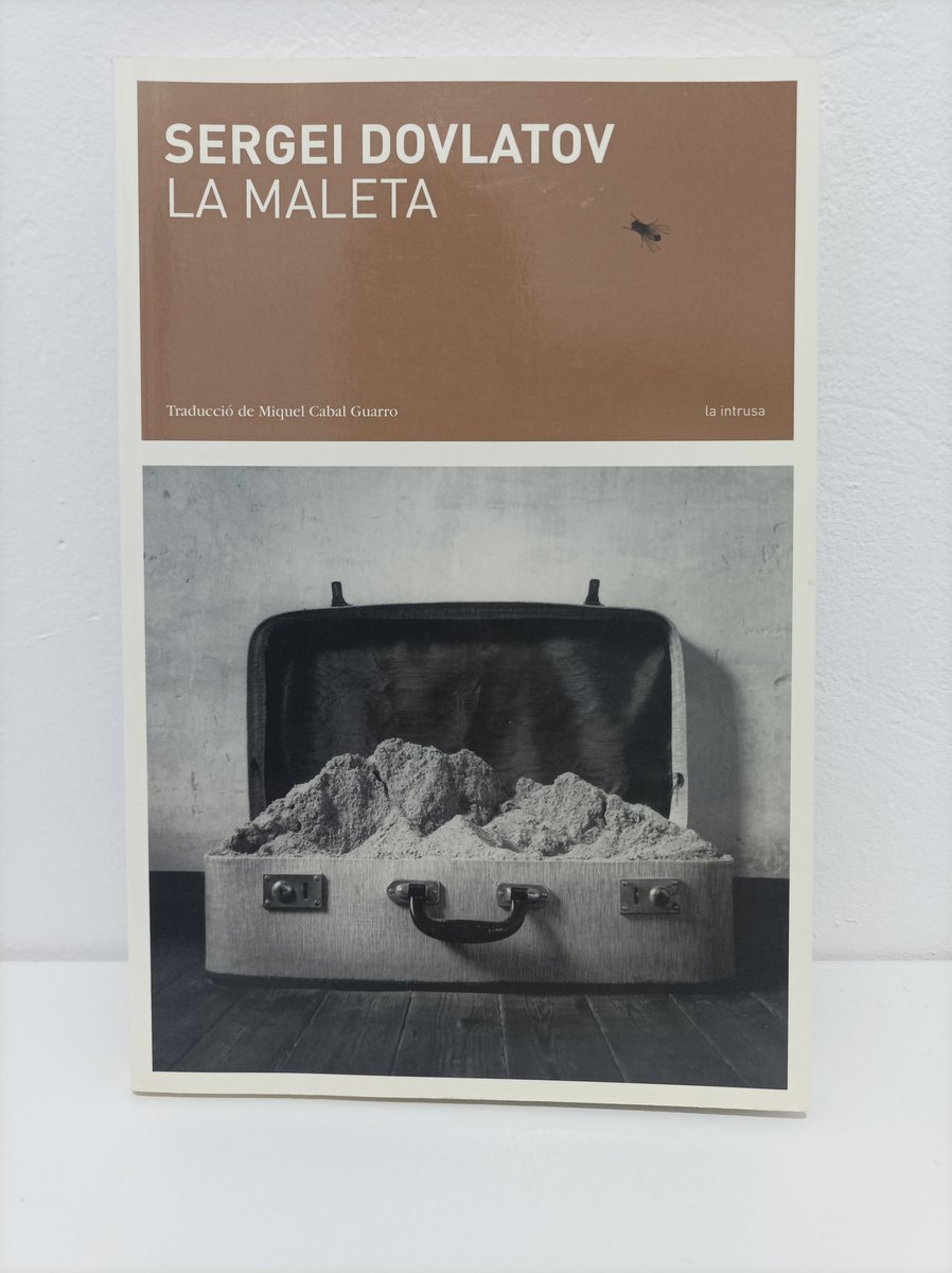 El 4 de juny de 1972, Joseph Brodsky va deixar Rússia carregat amb aquesta maleta, una màquina d'escriure, dues ampolles de vodka i una antologia de poemes de John Donne. Impossible no pensar, també, en "La maleta" de Dovlàtov.