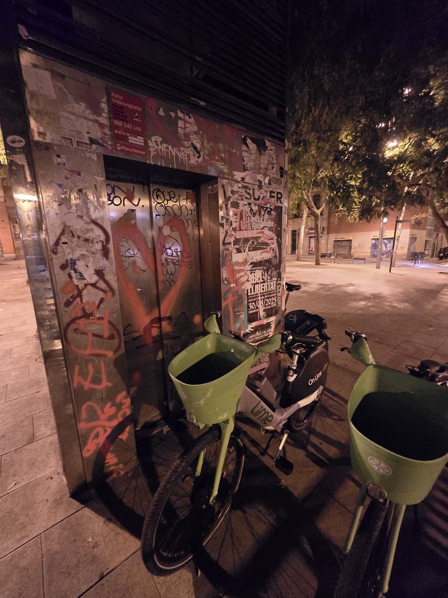 L'<a href="/bcn_ajuntament/">Ajuntament de Barcelona</a> s'omple la boca amb el #plaendreça, la realitat es que #Barcelona segueix sent una jungla.... A plaça del Sortidor, #PobleSec, cada matí l'accés al pàrquing bloquejat per bicis <a href="/limebike/">Lime</a> #socguiriiaparcoonemsurtdelniguiri