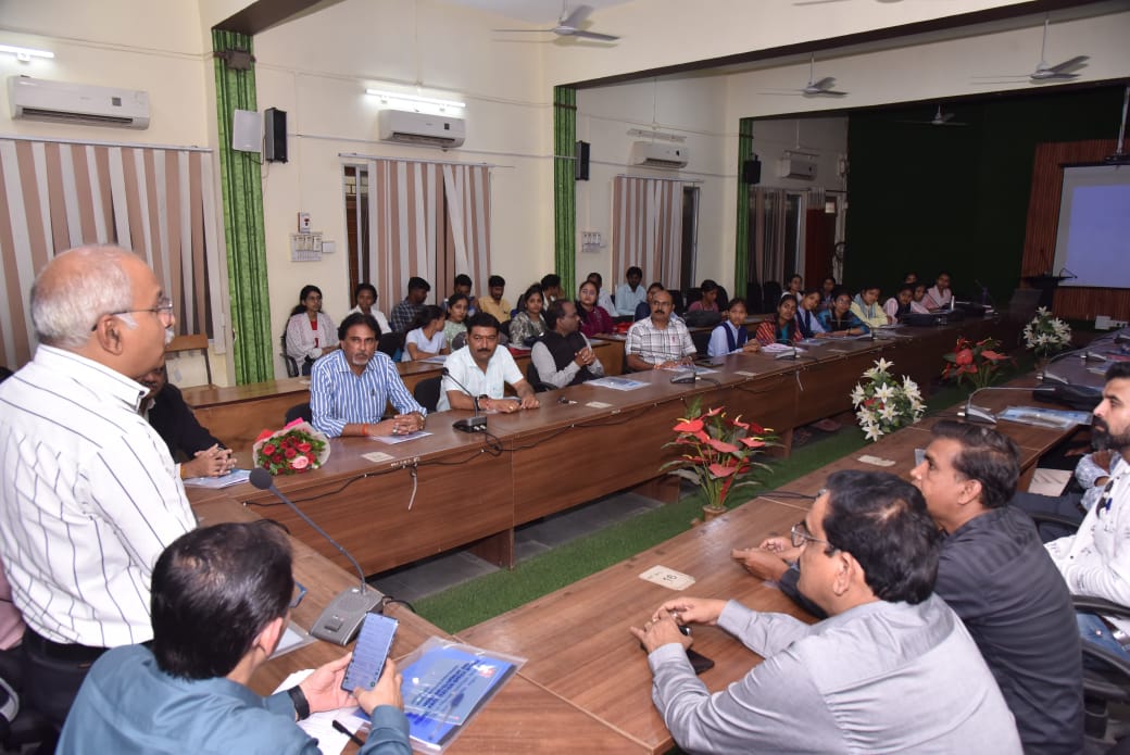diindore's tweet image. Organized IPR awareness programme on 18.09.2025 in Betul in association with DTIC Betul and District aydhyogik Sangh Betul.Sh Nilesh Trivedi Assistant Director MSME-DFO INDORE Government of India Ministry of MSME has Delivered a talk on Trademarks,Copyright,