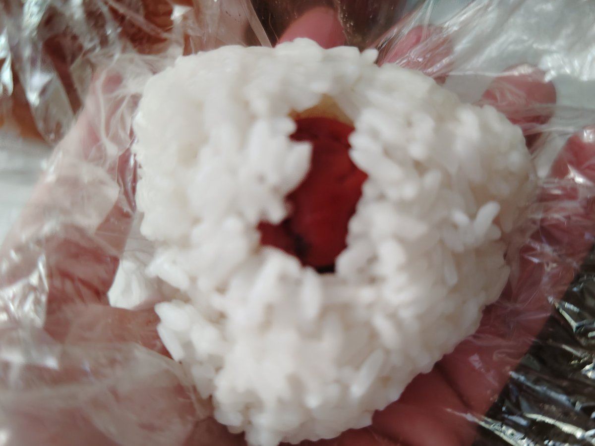 おひるごはん梅干しめちゃめちゃしょっぱくて米うまい
#せの字ごはん