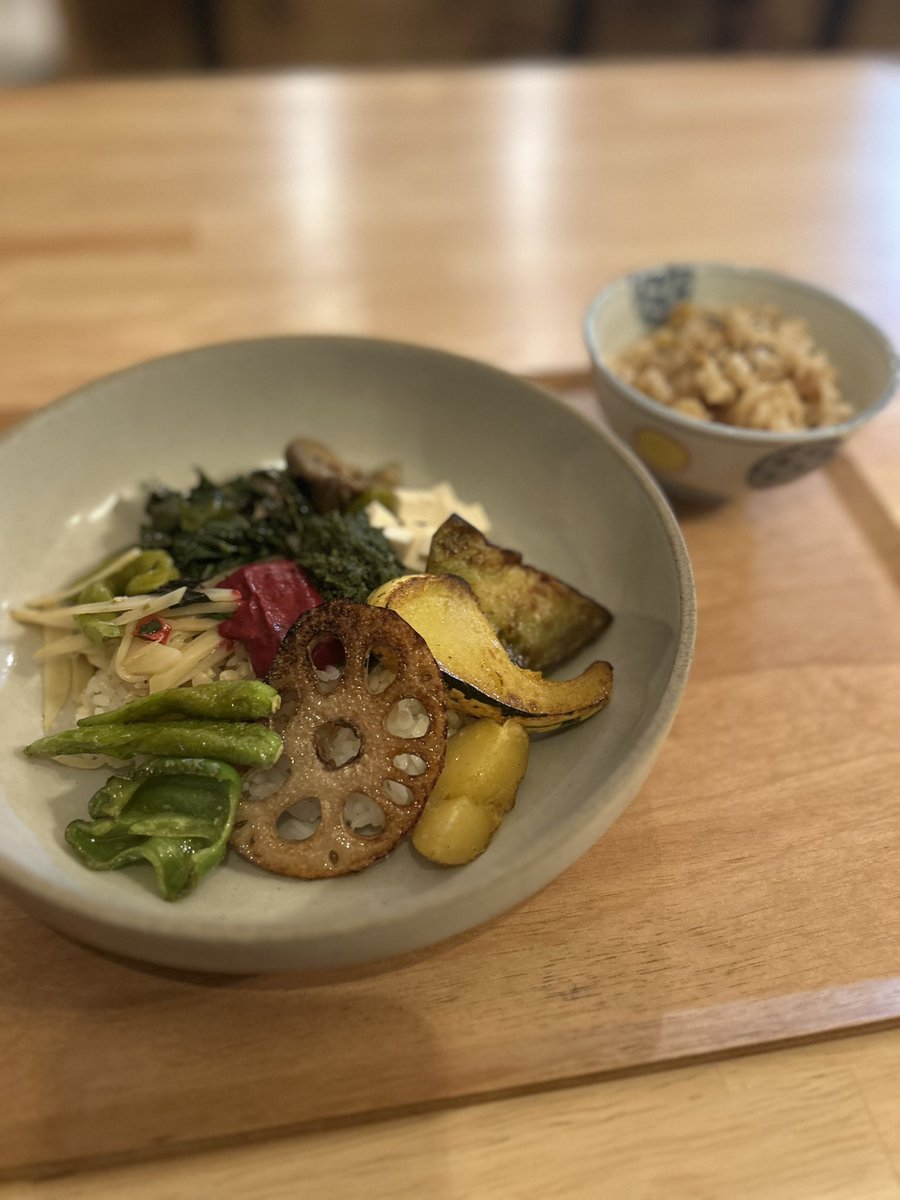 shiren1226126's tweet photo. buddha boulを食べに来ました。さすが、野菜が美味しい。真ん中にあるのは、ビーツのソースとバジルソースです。
ドリンクは杏と梅のコーディアル、炭酸割り。
#OmeFarmKitchen https://t.co/KrR3odjeGh