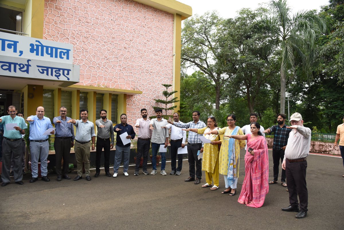 RIEBhopal's tweet photo. स्वच्छता अभियान 5.0 – ‘स्वच्छता ही सेवा 2025’ का शुभारंभ क्षेत्रीय शिक्षा संस्थान, भोपाल में हुआ। उद्देश्य: सरकारी कार्यालयों में स्वच्छता को बढ़ावा देना व लंबित कार्यों को न्यूनतम करना। सभी की सक्रिय भागीदारी से दक्ष कार्यसंस्कृति व स्वच्छ वातावरण का निर्माण होगा
#RIEBhopal https://t.co/5edjUvplQh