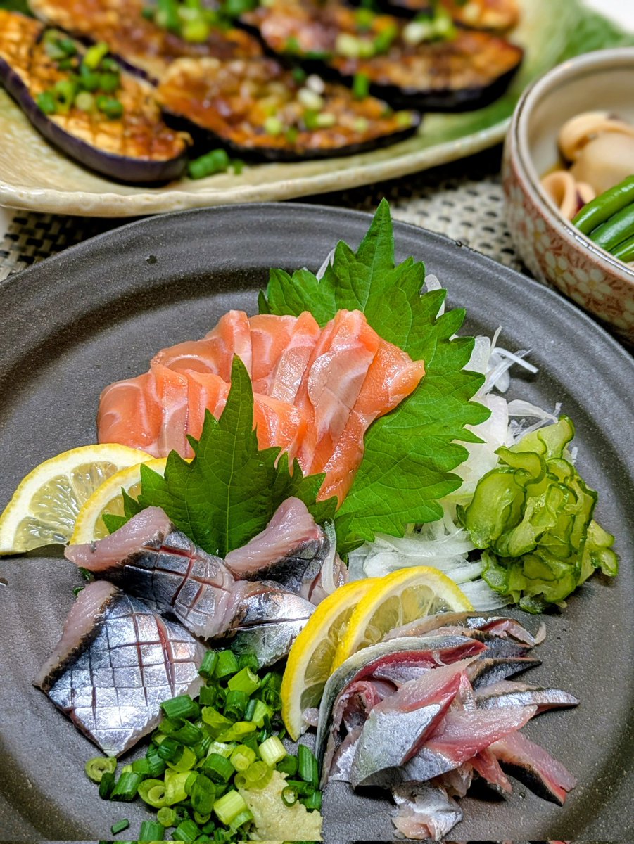takamine164's tweet photo. この秋はサンマいっぱい食べるぞ！と決意したものの、意外と早く帰れる日が無くて、久しぶりにサンマを食えました。

なすはアイラップ公式さんが紹介してたのを適当アレンジの焼き田楽風で。
里芋は冷凍使うとほんと楽で良いですね

#おうちごはん https://t.co/x0KovuBcT1
