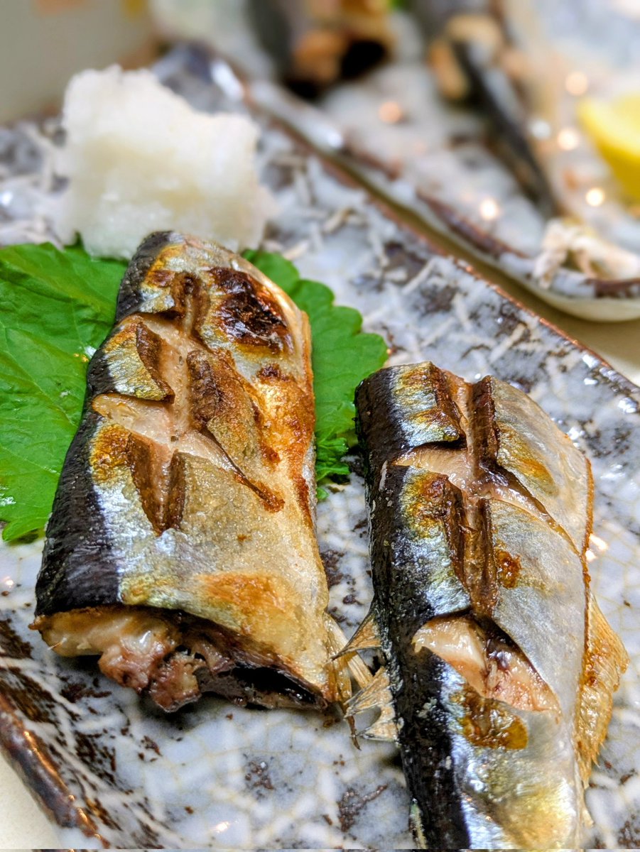 takamine164's tweet photo. この秋はサンマいっぱい食べるぞ！と決意したものの、意外と早く帰れる日が無くて、久しぶりにサンマを食えました。

なすはアイラップ公式さんが紹介してたのを適当アレンジの焼き田楽風で。
里芋は冷凍使うとほんと楽で良いですね

#おうちごはん https://t.co/x0KovuBcT1