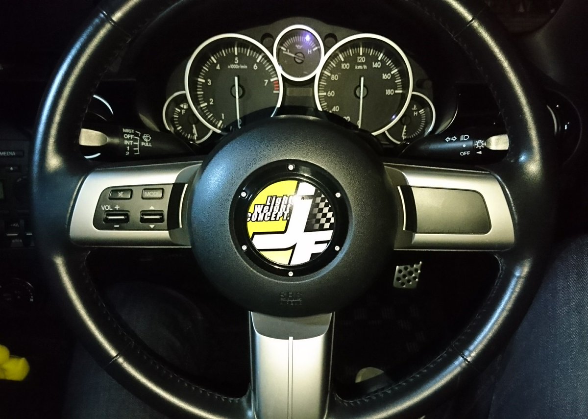 昔、純正ステアリングに無理矢理ステッカー貼ってたのを思い出しました笑