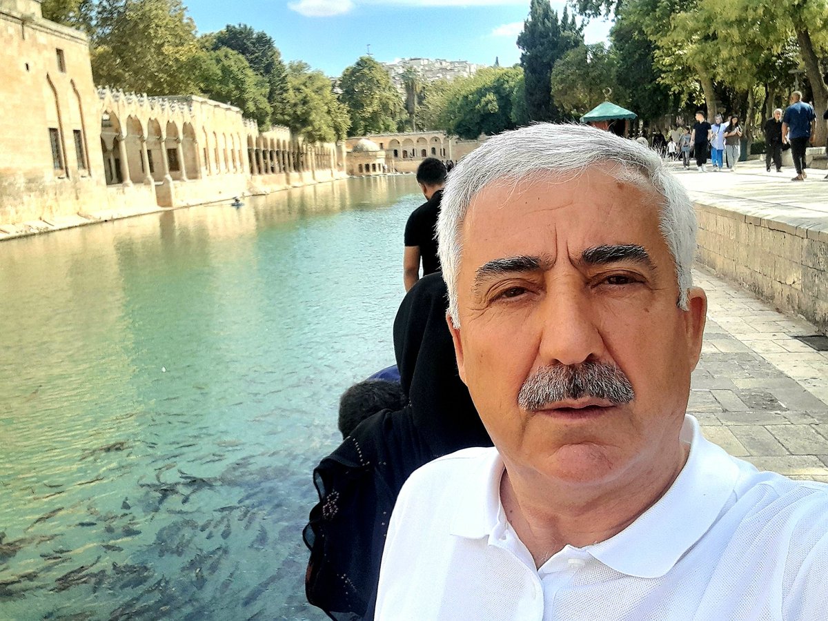 Nerede olursan ol Allah’a karşı gelmekten sakın; yaptığın kötülüğün arkasından bir iyilik yap ki bu onu yok etsin. İnsanlara karşı güzel ahlakın gereğine göre davran.” (Tirmizî, Birr, 55.)
Cumanın hayrı ve bereketi alemi İslam'ın uyanışına vesile olmasını diliyorum.