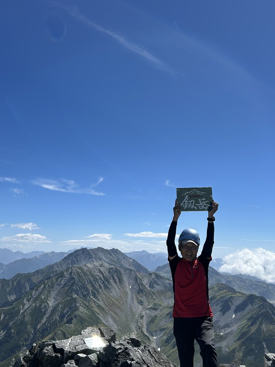 山に遊びに行ってばかりで芝生にキノコ🍄‍🟫が〜。芝生も伸びてるのがモロ分かりでお恥ずかしー😫＃芝生 ＃TM9 ＃剱岳