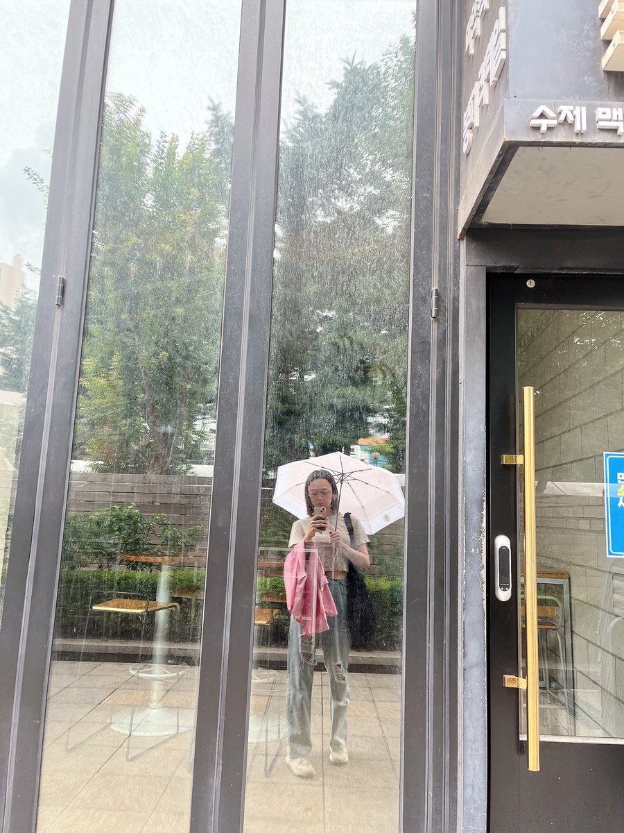 반바지 입는거 좋아하는데 이제 못입을듯.. 😢😢
청바지는 일할때 불편하고.. 추리닝으로 돌아가야하능건가 😵‍💫😵‍💫😵‍💫

근데, 그러니까 오늘이 금요일이라는거지? 🤔🤔

어쩌라고 😑😑😡😡😡😞😞😞😞