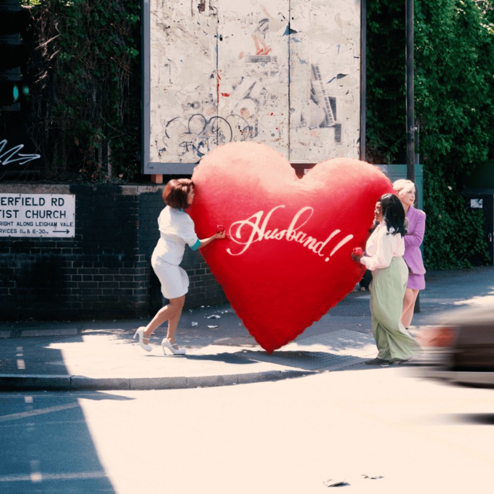 RAYE has released her new single, “WHERE IS MY HUSBAND!”

Stream: open.spotify.com/album/01sqwTOT…