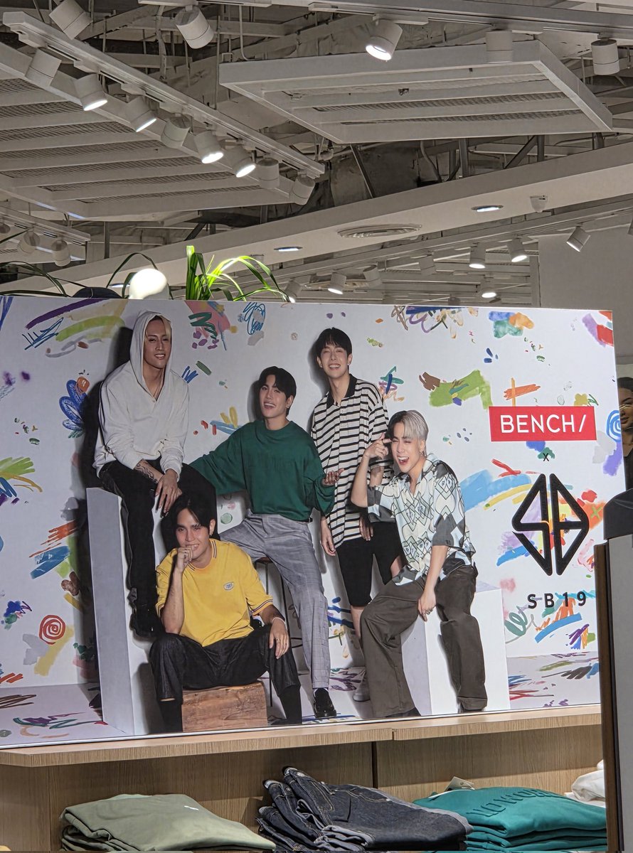 EngineerOche's tweet image. 1st time seeing them in Market Market. Popogi niyo naman po, @SB19Official #SB19