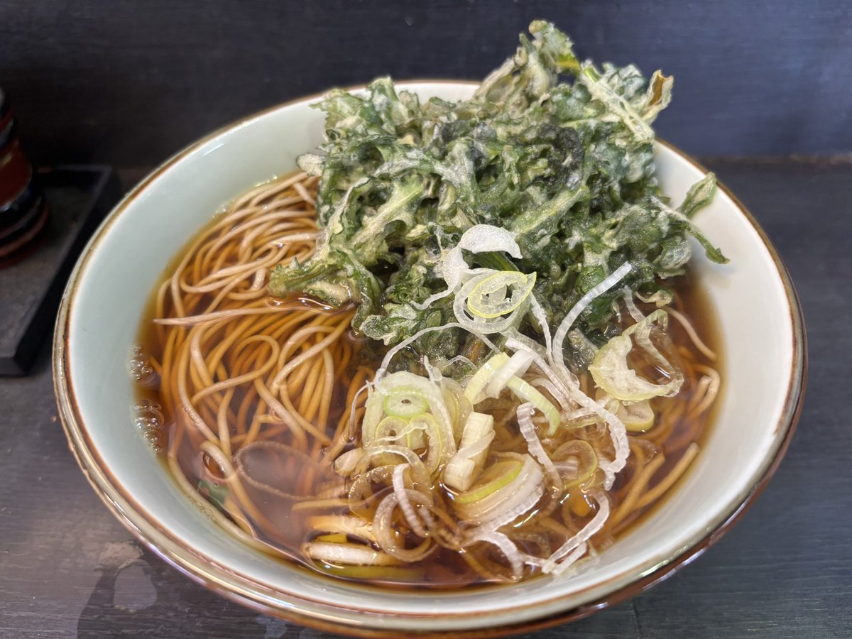 両国の立ち食いそばの老舗「文殊」の春菊そば。この美しさ、そばつゆの香りに、うっとりします。520円の奇跡。