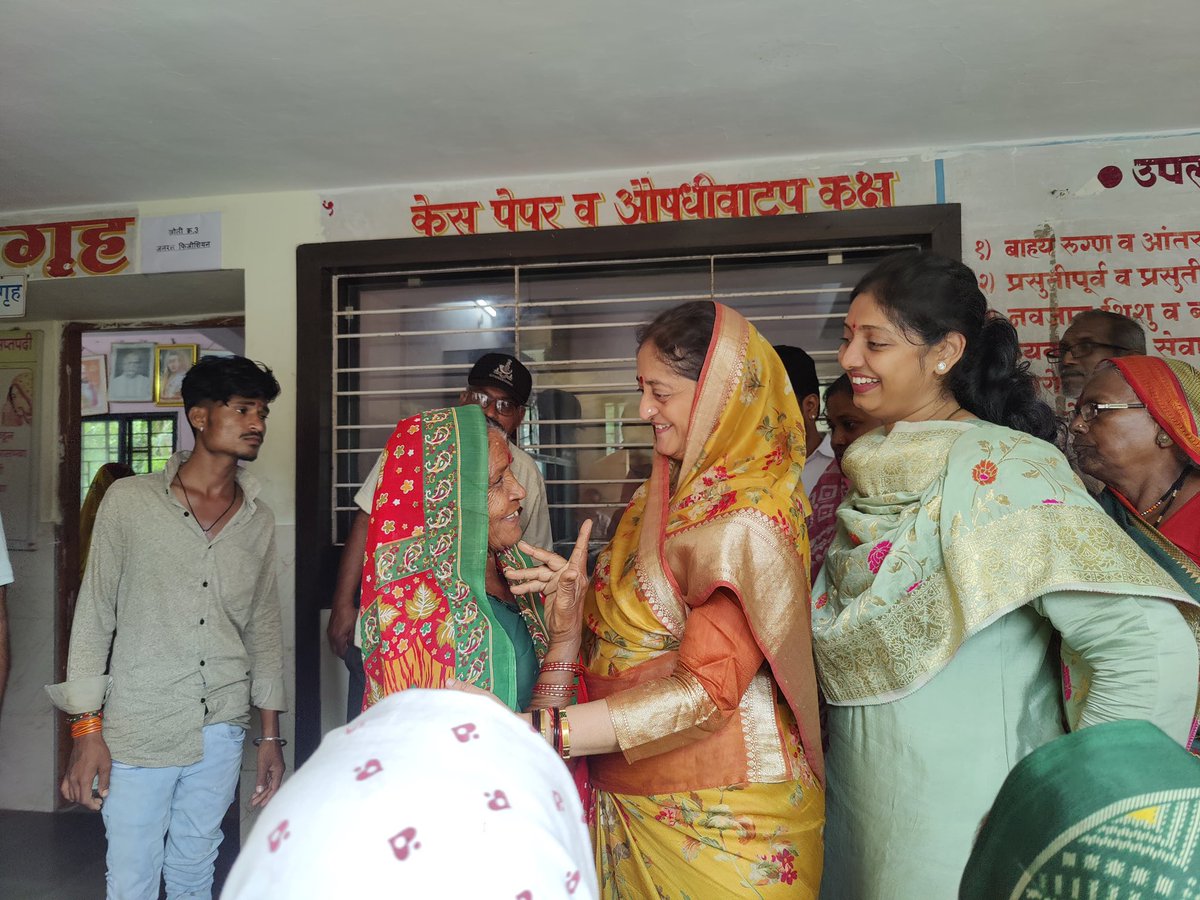 SmitaWagh_'s tweet image. आरोग्य सुविधा सहज उपलब्ध करून देणे व त्यांना निरोगी जीवनशैलीकडे प्रवृत्त करणे हा उद्देश साध्य करण्यात आला. सेवा पंधरवड्यातील आरोग्यविषयक उपक्रमांमुळे गावोगावी जनजागृतीचा ठोस संदेश दिला जात आहे.

#HealthCamp #EyeTesting #SevaParv #SewaPakhwada #NarendraModi
(3/3)