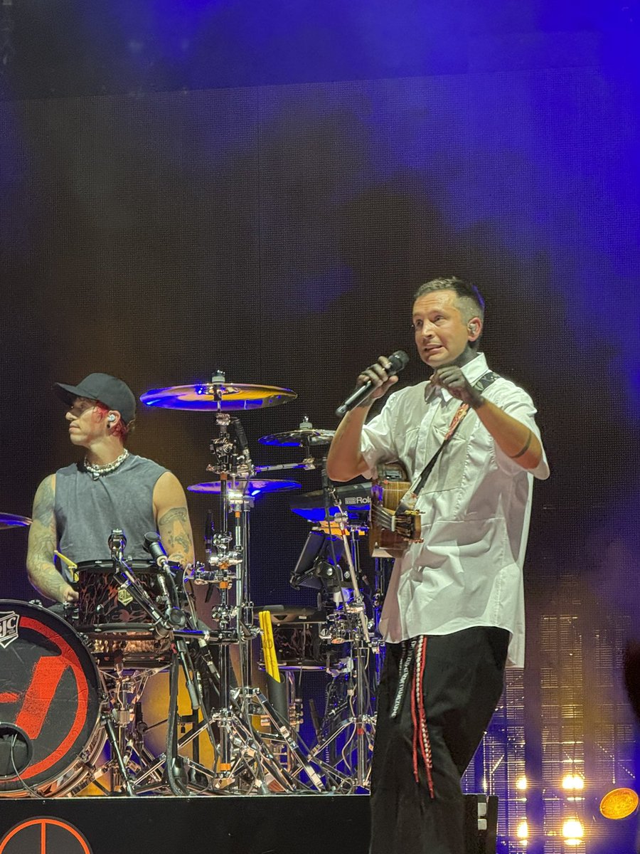 fakeyouout21's tweet photo. TYLER DURING TEAR IN MY HEART WHEN JOSHS SIDE WAS WINNING THE CHANT I CANT 😭😭😭 https://t.co/Rc28cQiSwv