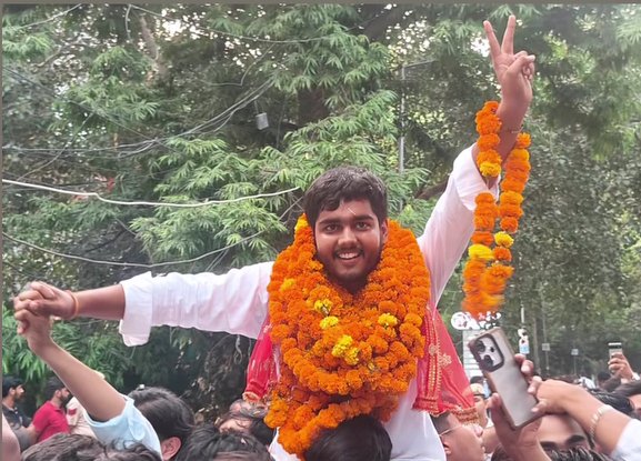 भाई मोहित यादव को AUROBINDO COLLEGE (DELHI UNIVERSITY) में PRESIDENT पद पर जीतने के लिए हार्दिक शुभकामनाएं।💐💐
#dusuresult