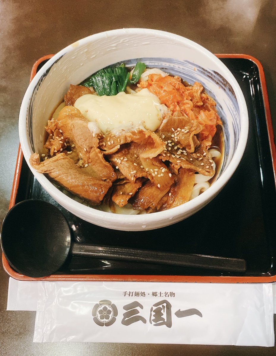 会社員の頃、死ぬほど食べた三国一の豚丸うどん（温）😋
変わらず美味しかったけど、値段は変わってた。物価が上がっているのにギャラが上がらないのはなぜなのか。
