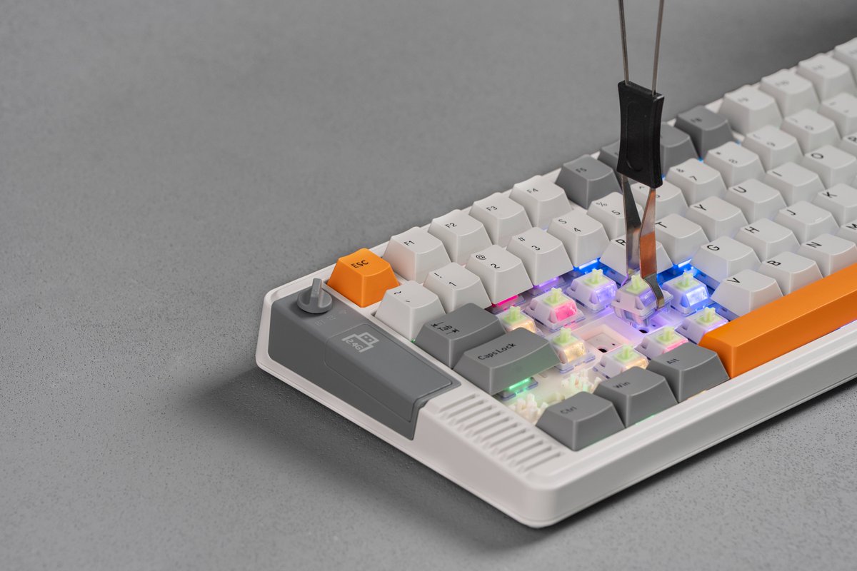 🎉What you’ve been waiting for – 𝐄𝐏𝐎𝐌𝐀𝐊𝐄𝐑 𝐑𝐓𝟖𝟓 is finally here!
⭐ 75% Layout | Joystick &amp; DIY Screen | Creamy Gasket |  |8000mAh  | PBT Keycaps

❓ Retro Green or Classic White – which colorway is your pick?
👇Drop your comment below!

🛒  epomaker.com/products/epoma…