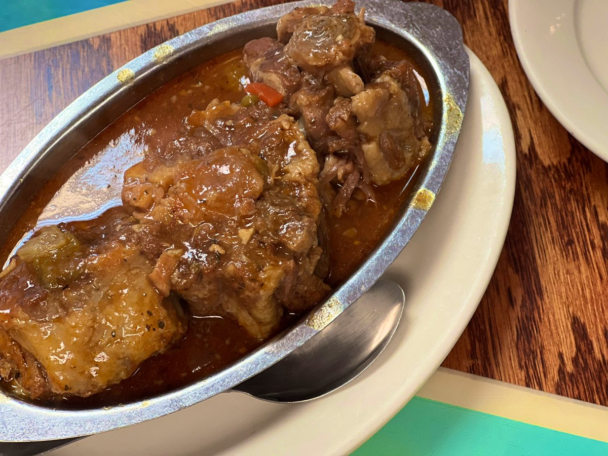 Dream Hotel South Beach does breakfast till 2pm — even wagyu burgers.
Had one.
Then walked 7 minutes to 📍Puerto Sagua for their famous Cuban oxtail stew.

Because why choose, when you can do both?

#Miami #Youngseats #foodie