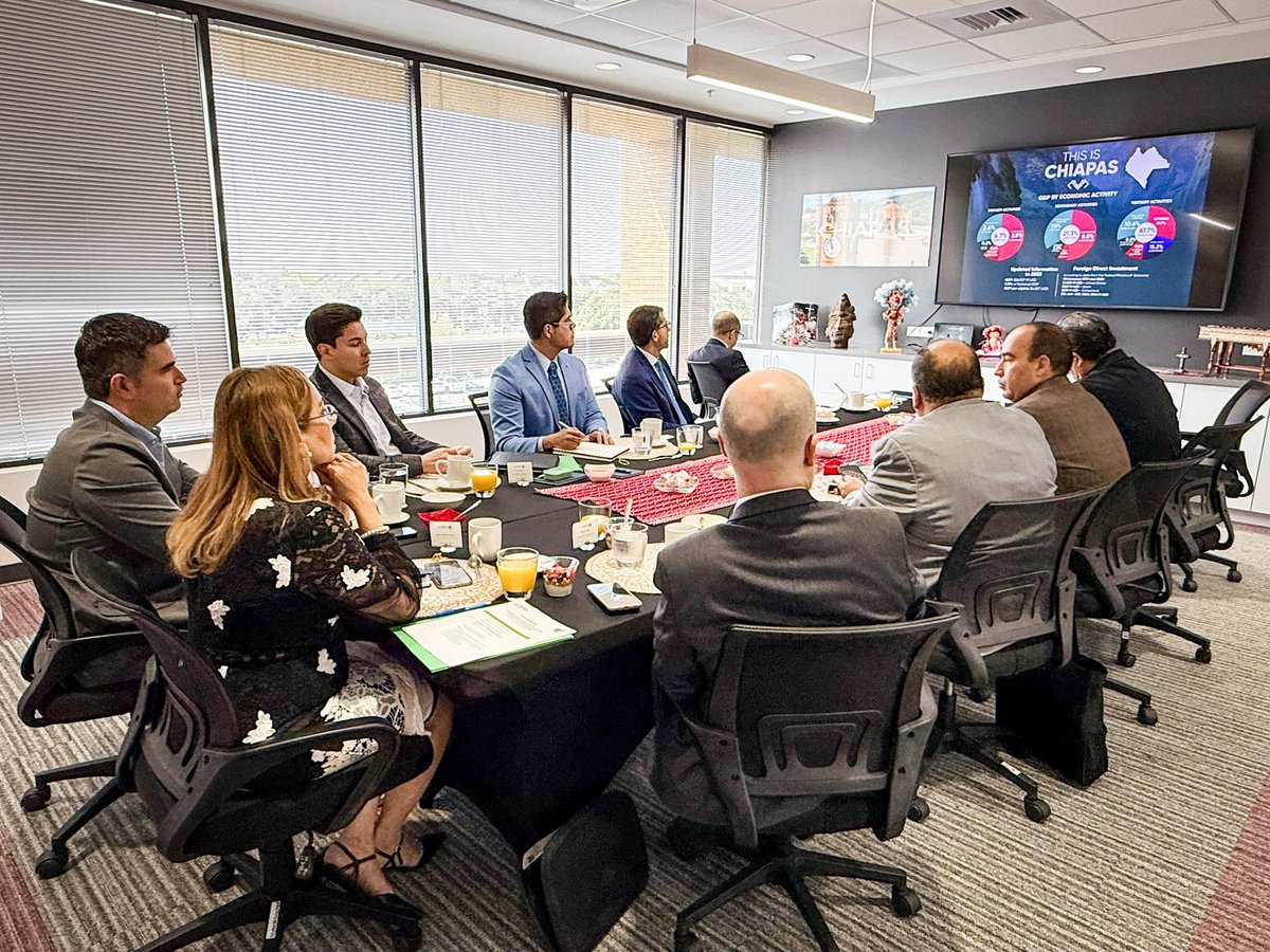 Tuve el honor de recibir en el Consulado General de México en Houston, al Secretario de Economía y del Trabajo de Chiapas, el Mtro. Luis Pedrero González, y al Subsecretario de Comercio, el Mtro. @conradodlcrz. 
Acompañada por líderes destacados del sector médico en USA