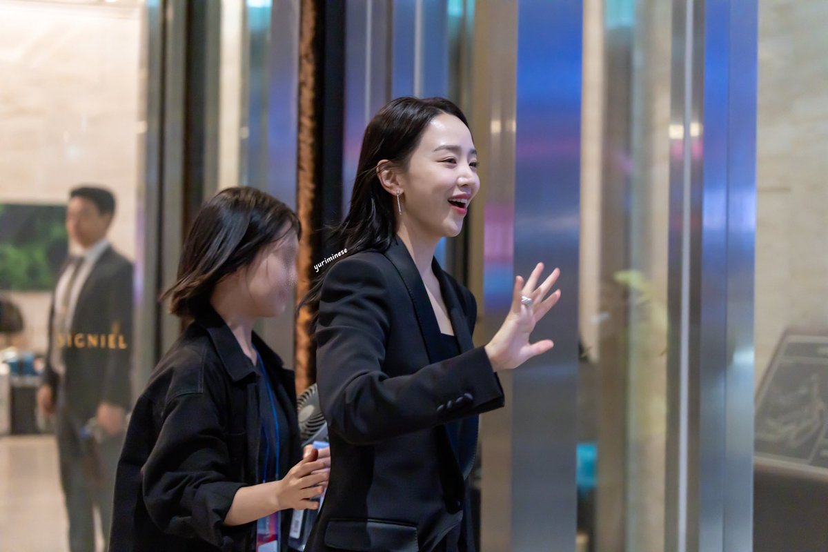 팬을 보는 눈빛이 너무 사랑스러워🫶🏻

#신혜선