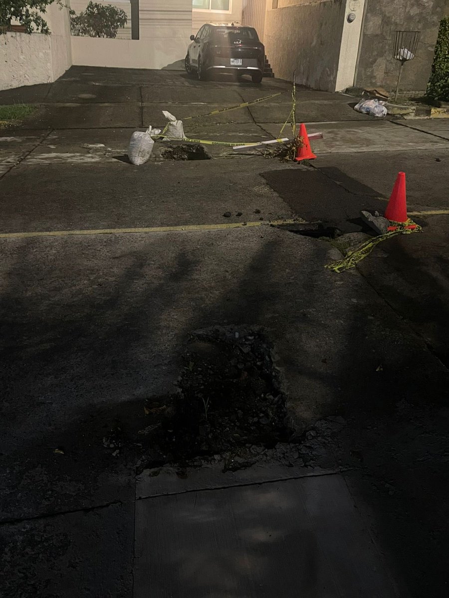 dany_suarezg's tweet photo. @Trafico_ZMG @PabloLemusN @ZapopanGob este socavón sigue creciendo y @siapagdl NO LO TAPA, ni viene a atenderlo. Falta poco para que se derrumbe y caiga un camión de basura, refrescos o agua con el peso. Ya tiene 3 hoyos y el túnel interno no se ve fin. Está enorme. ATENCIÓN⚠️ https://t.co/4J6yljhTdg