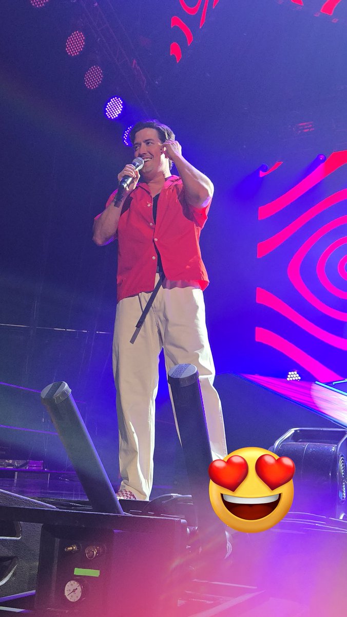 logansbblapbloo's tweet image. I&apos;m a Logan girl, and I am a birthday party manager at a children&apos;s entertainment facility 😁