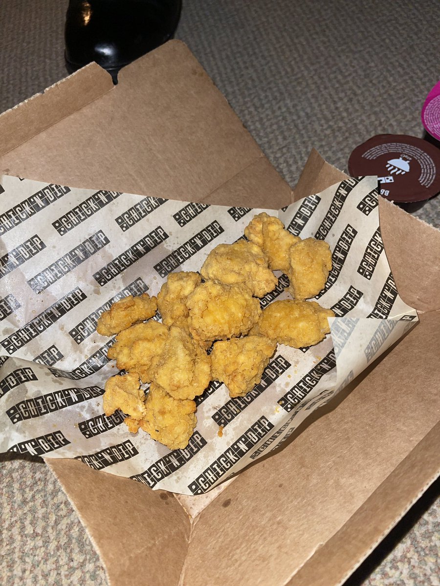 SAMMMYx's tweet photo. @Dominos_UK These were delicious but when it says ‘serves 2’, was this based on the borrowers? 🧐 https://t.co/4FB5eTCwiy