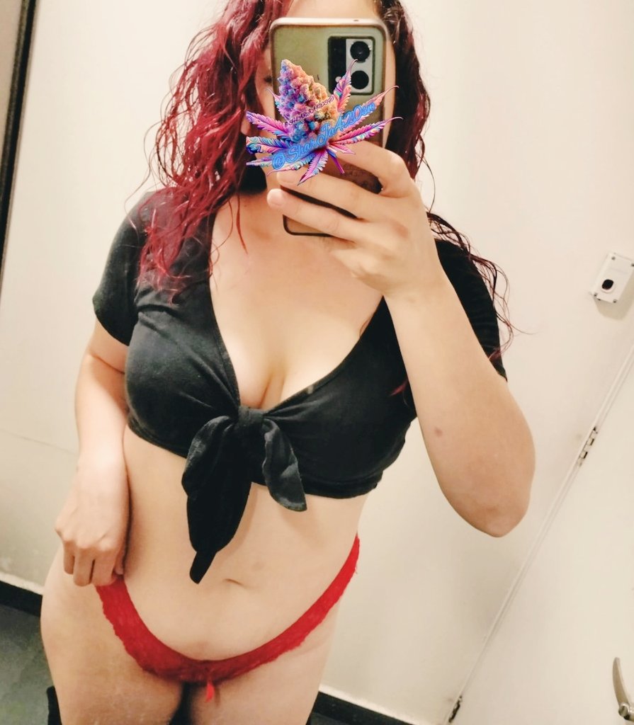 Me acordé q hoy es 
#JuevesDePiernas 
#JuevesDeTentación 
#juevesdeseducción 
#juevesdepiernasyalgomás 😈
Así q desde el trabajo les mando fotito saludos 🫦😘
Ya casi fin otravez q hay q aser 😏
#ParejaSW
# rt ❤️