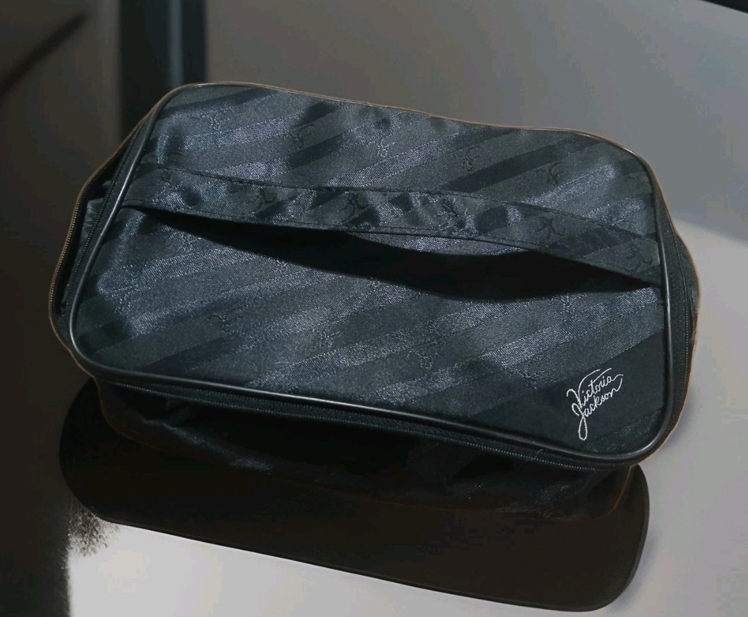 Amazingthrifts's tweet image. Check out #VictoriaJackson #MakeupBag Case Shiny Black ebay.us/m/B58YYS #eBay via @eBay