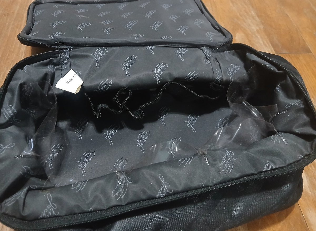 Amazingthrifts's tweet image. Check out #VictoriaJackson #MakeupBag Case Shiny Black ebay.us/m/B58YYS #eBay via @eBay