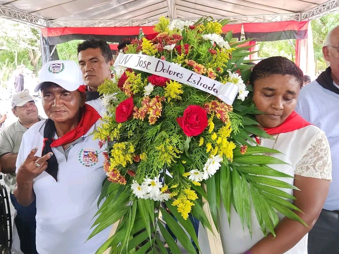 Colocación de Ofrendas Florales al mausoleo de los Héroes de Nandaime, con profundo respeto y admiración la militancia sandinista del departamento de Granada rinde homenaje.

#Nandaime