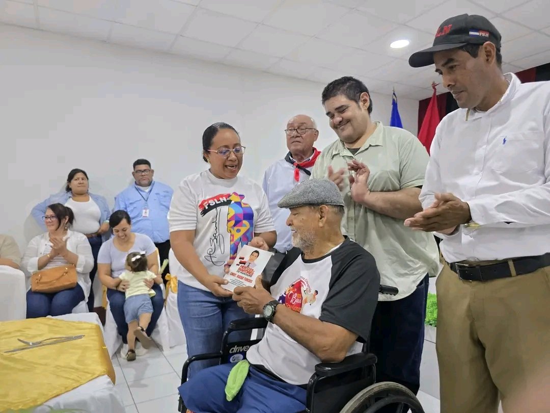 Entrega de reconocimientos honoríficos a los familiares de los héroes de Nandaime a cargo de las  autoridades municipales y departamentales, honrando la memoria y legado de estos hombres que entregaron su vida por el pueblo.
#Nandaime