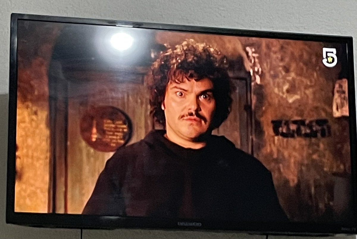gaabygart's tweet photo. La película que hizo decepcionarme de una persona, es la misma que me está acercando a otra… que cagada es la vida. https://t.co/BYbxiwK5iU