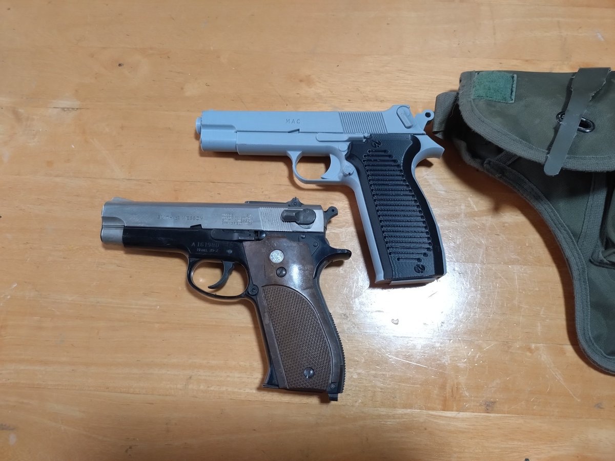 おがすさんのMAC50はちゃんとフォルスターに入りました。
いままでボスニアの時は同じ9mmでサイズが近いS&amp;WのM39を入れて誤魔化してた。
だから有事の時でも使えなかった。