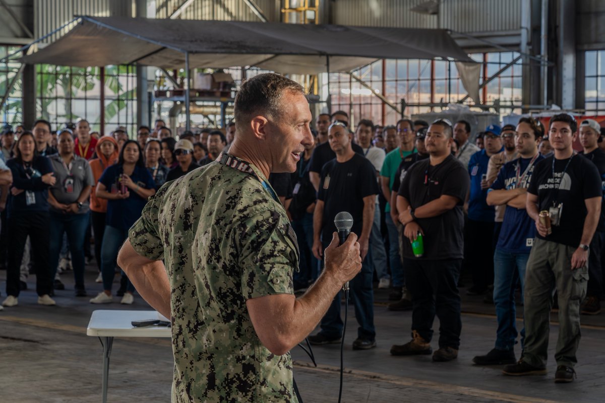 #PHNSYIMF Capt. Ryan McCrillis &amp; leadership bring key info out to the waterfront during town halls.

They get to address shipyard employees, engage with the workforce about mission progress, share news &amp; gather feedback. 

Together, we ensure our @usnavy fleet is #FitToFight! https://t.co/MWVm44Txkr