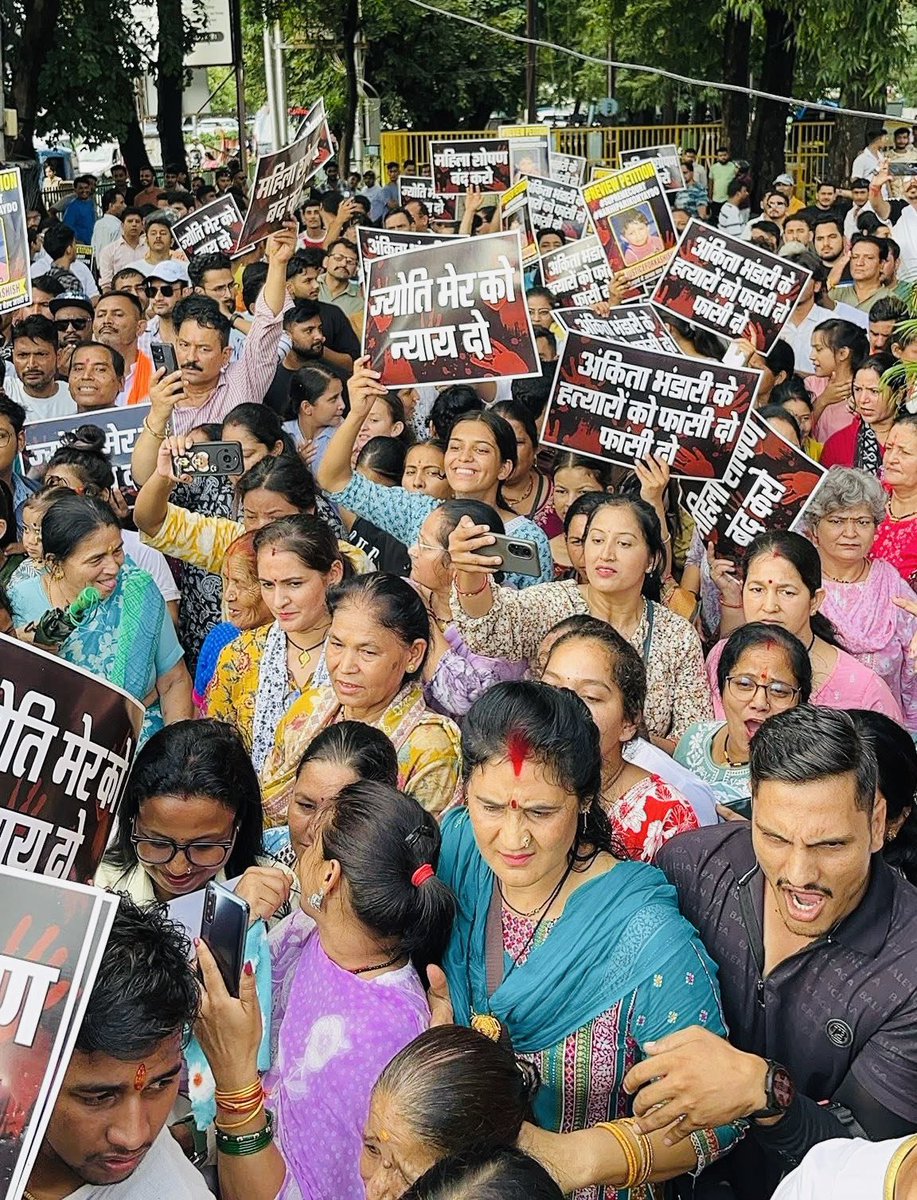आज से 11 साल पहले हल्द्वानी में हुए कशिश हत्याकांड के मुख्य आरोपी के रिहा होने के विरोध में व रिव्यू पिटिशन की माँग को लेकर व प्रदेश में बढ़ते हुए महिला अपराध के विरोध में बुद्ध पार्क से लेकर sdm कोर्ट तक पद यात्रा निकाल कर विरोध प्रदर्शन किया।
#JusticeForKashish