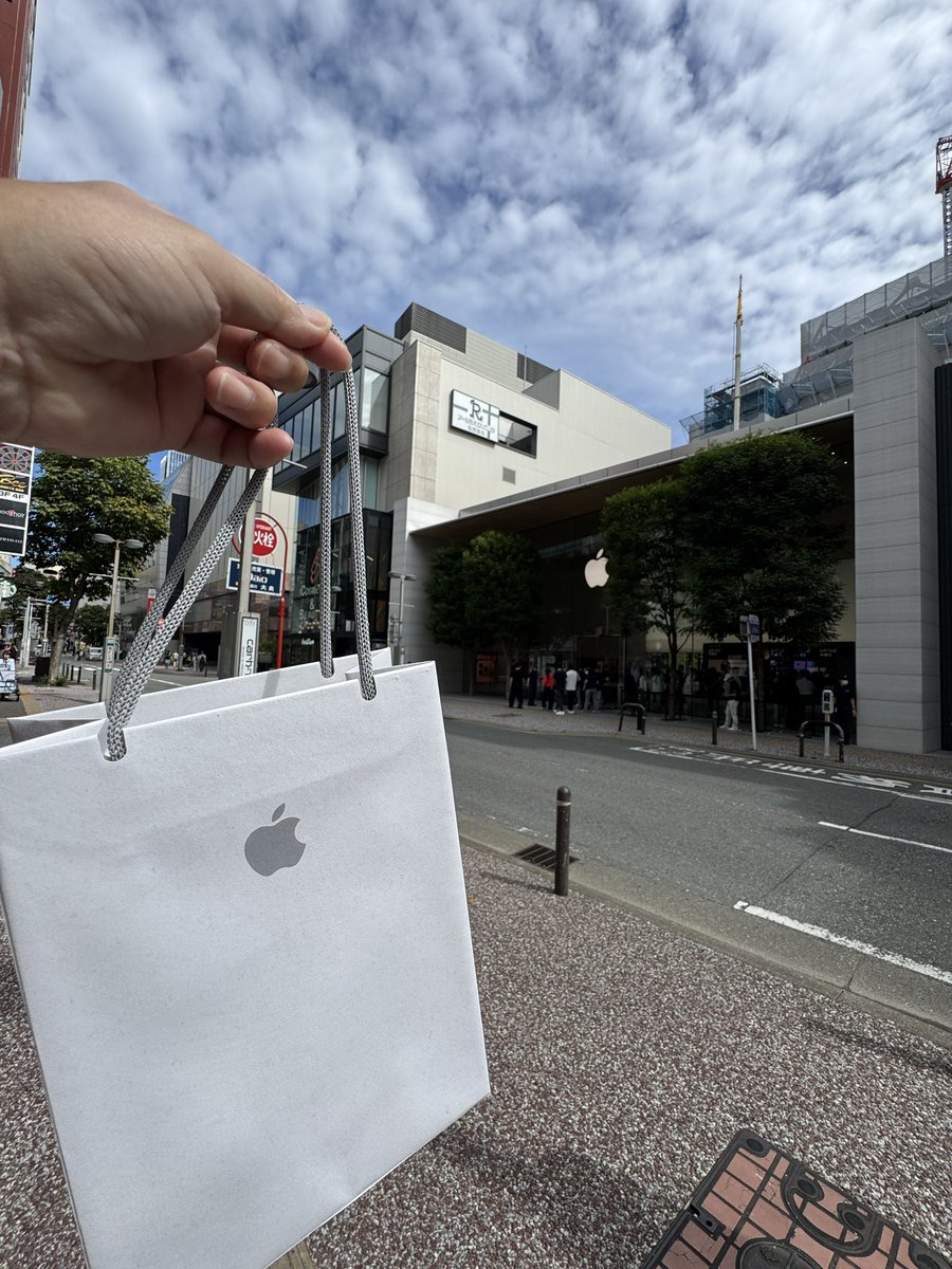 smile_dai's tweet photo. 予約に出遅れ、発売日配送ができず…
初めてiPhone発売日にStoreに行きました。
Store内は、受け取りの人で賑わってました。 https://t.co/5SivP6q1Cq