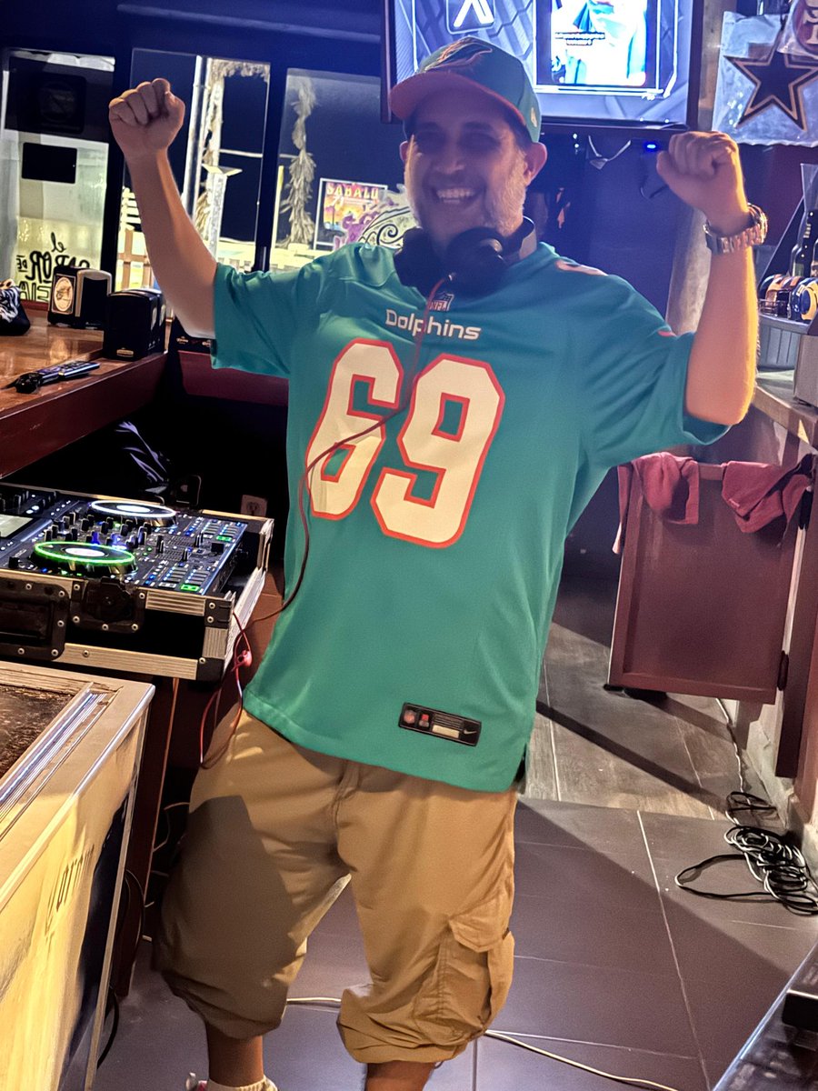 RuloSonico's tweet photo. #foximpactonfl acá tocó chambear y ver el juego de los poderosisimos delfines https://t.co/dElbhMdVoP