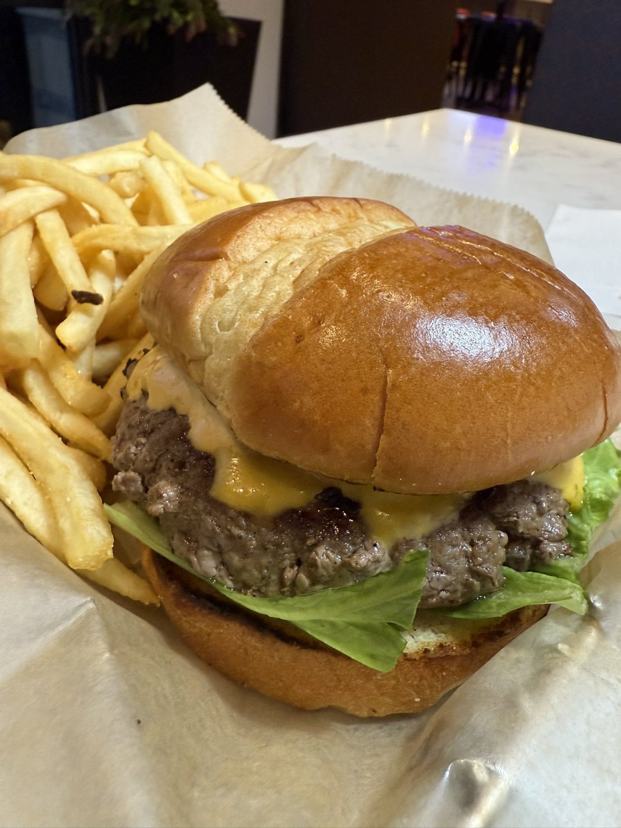 What else would be for dinner!
#NationalCheeseburgerDay 😋🍔