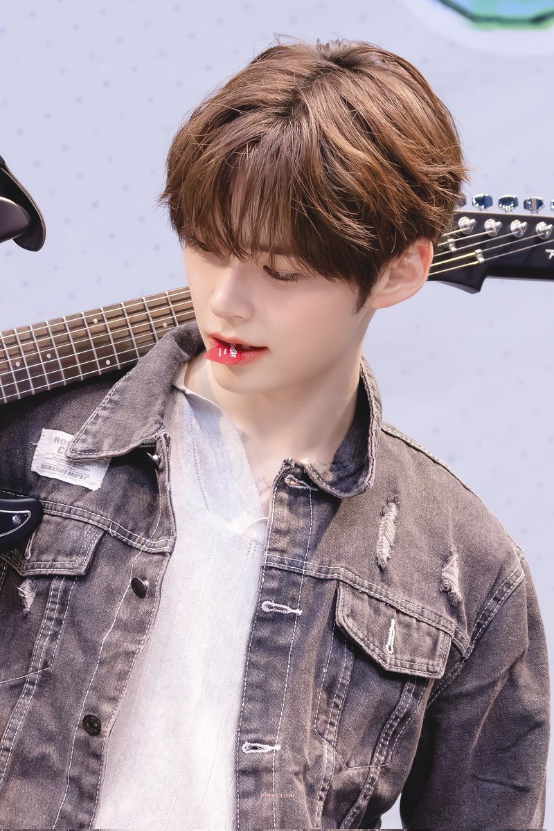 pinkglow0613's tweet photo. 세로버전🎸 https://t.co/A1dFIUOIy1